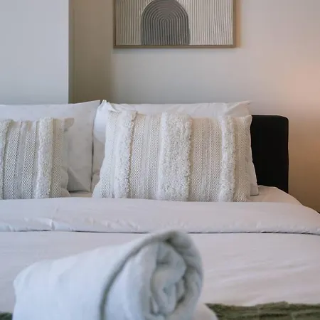 Luxury High Rise 2br In Cbd Apartment *