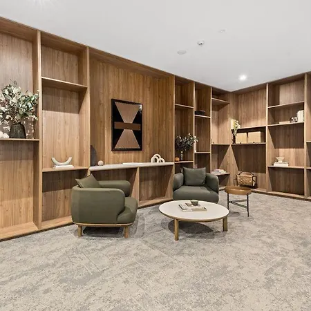 Luxe 2br With Rooftop Pool And Cbd View Apartment *