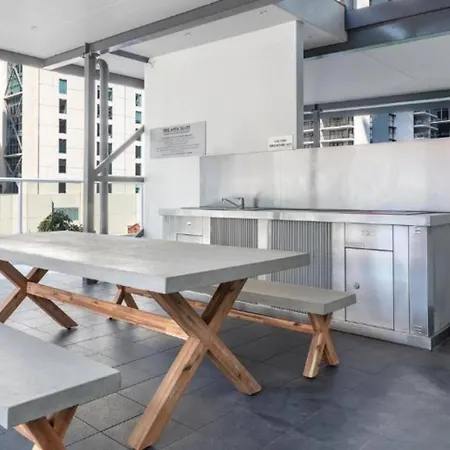 Dusk A Luxury 2bed 2bath Cbd Sky With Pool Parking And Apartment *