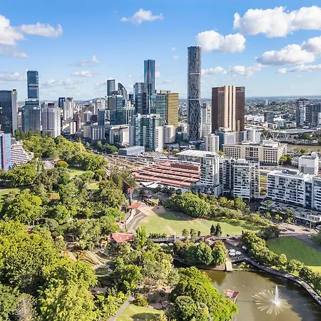 Apartment Stylish Roma Parklands Retreat - Stunning Park Views From Every Room, Heated Pool, Gym, Private Carpark, Suncorp Stadium, 10 Min Walk To Cbd *