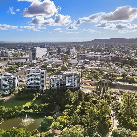 Apartment Stylish Roma Parklands Retreat - Stunning Park Views From Every Room, Heated Pool, Gym, Private Carpark, Suncorp Stadium, 10 Min Walk To Cbd *