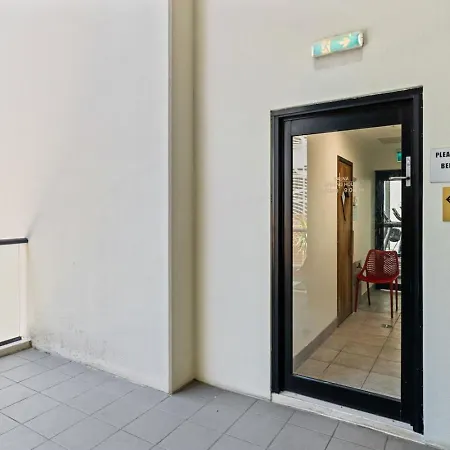 Luxury High Rise 2br In Cbd *