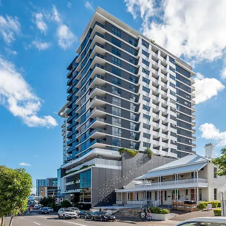 Bright Bowen Hills Apartment, Close To Life