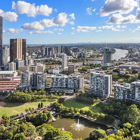 Apartment Stylish Roma Parklands Retreat - Stunning Park Views From Every Room, Heated Pool, Gym, Private Carpark, Suncorp Stadium, 10 Min Walk To Cbd