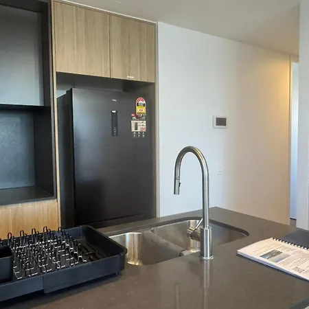 Luxe 2br With Rooftop Pool And Cbd View Apartment *