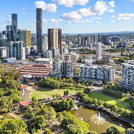 Stylish Roma Parklands Retreat - Stunning Park Views From Every Room, Heated Pool, Gym, Private Carpark, Suncorp Stadium, 10 Min Walk To Cbd Apartment *