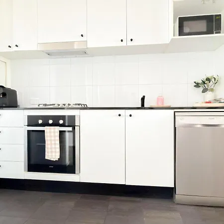 Direct Story Bridge Views - Sleeps 6 - Parking - Apartment Brisbane