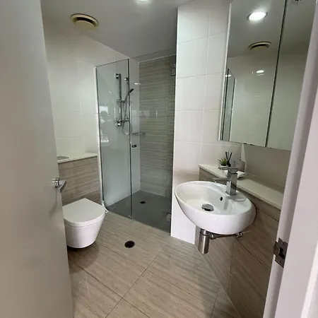 Modem Two Bedroom In Inner Cbd Apartment *