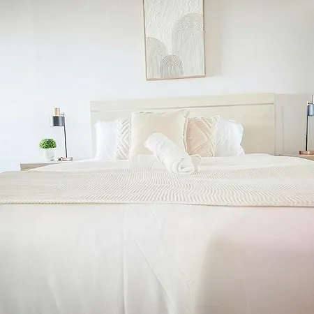 Apartment Direct Story Bridge Views - Sleeps 6 - Parking - *
