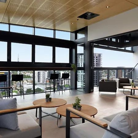 1br One Modern High-rise With Pool & Gym Access
