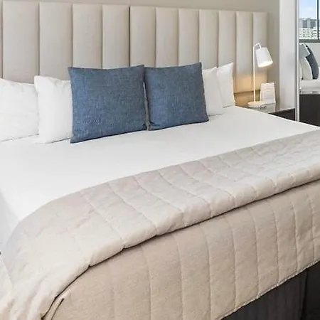 One-bedroom Escape I Mantra On Queen Apartment