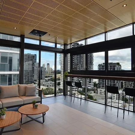 1br One Modern High-rise With Pool & Gym Access Apartment Brisbane