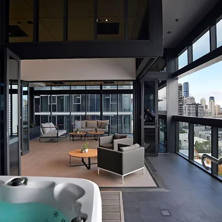 Apartment 1br One Modern High-rise With Pool & Gym Access *