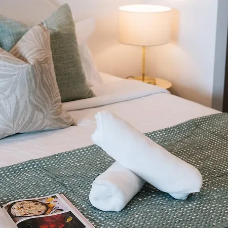 High Rise 2br In Cbd Apartment *