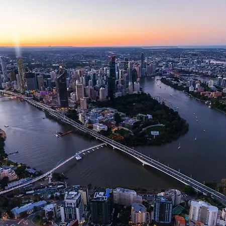High Rise 2br In Cbd Apartment *
