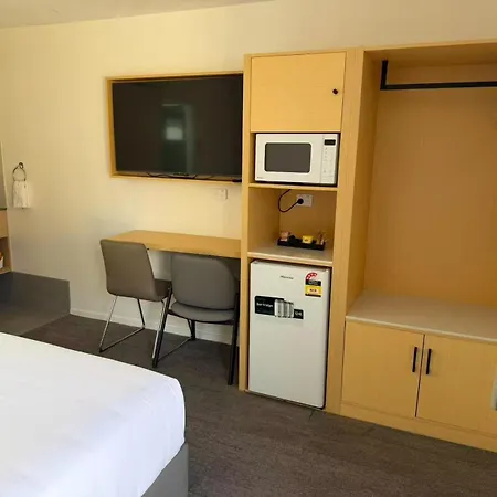Aspley Motor 4*