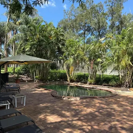 Leafy Retreat Near Shops Motorway Access By Custom Hosting *