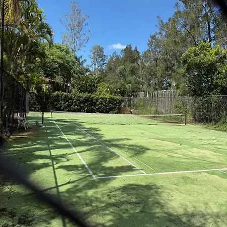 Leafy Retreat Near Shops Motorway Access By Custom Hosting Hotel