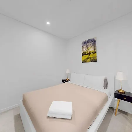 Elegant Urban Hideaway - Private Luxury Residential Apartment, Walk To South Bank & Free Carpark Apartment *
