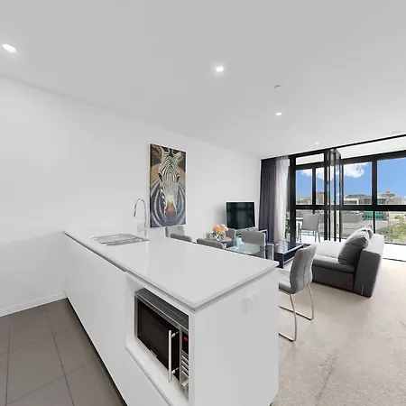 Elegant Urban Hideaway - Private Luxury Residential Apartment, Walk To South Bank & Free Carpark *