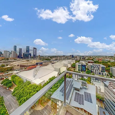 Elegant Urban Hideaway - Private Luxury Residential Apartment, Walk To South Bank & Free Carpark