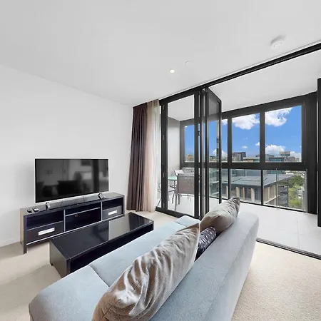 Elegant Urban Hideaway - Private Luxury Residential Apartment, Walk To South Bank & Free Carpark