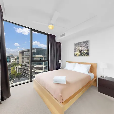 Elegant Urban Hideaway - Private Luxury Residential Apartment, Walk To South Bank & Free Carpark