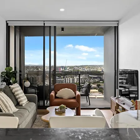 Apartment Stylish With Stunning Views, Pool, Gym & Parking