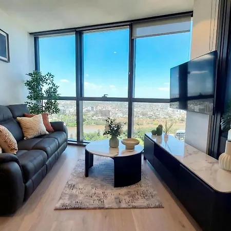 Luxury Riverfront Level 38 Queen's Wharf Tower