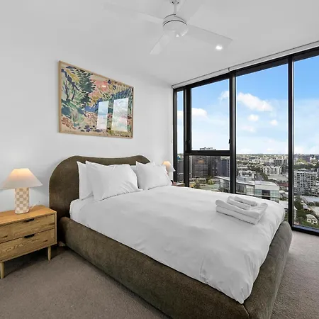 Apartment Stylish With Stunning Views, Pool, Gym & Parking *