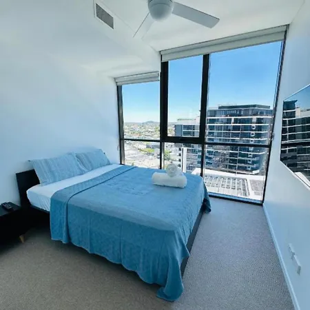 Stylish Newstead With Pool, Gym & Parking Apartment *