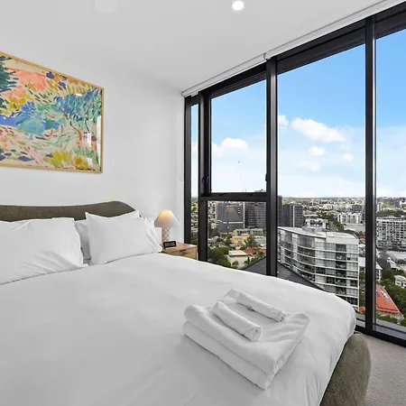 Stylish With Stunning Views, Pool, Gym & Parking * Brisbane