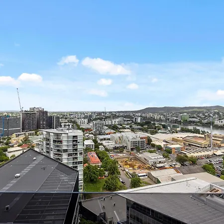 Stylish With Stunning Views, Pool, Gym & Parking * Brisbane