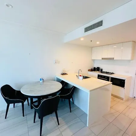 Stylish Newstead With Pool, Gym & Parking Apartment
