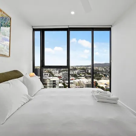 Stylish With Stunning Views, Pool, Gym & Parking Brisbane