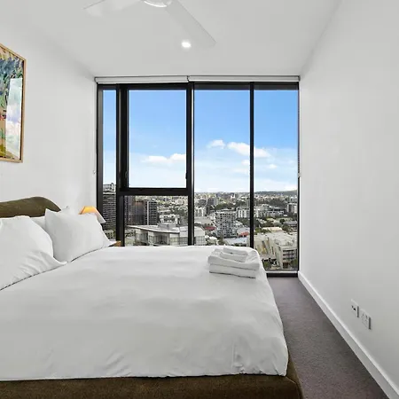 Apartment Stylish With Stunning Views, Pool, Gym & Parking *