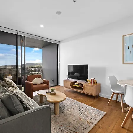 Stylish With Stunning Views, Pool, Gym & Parking * Brisbane