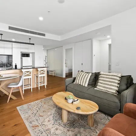 Stylish With Stunning Views, Pool, Gym & Parking Apartment