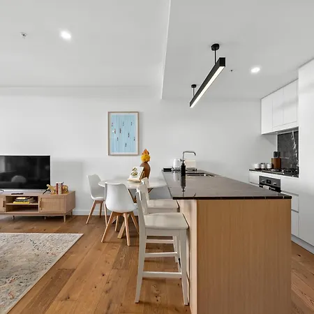Stylish With Stunning Views, Pool, Gym & Parking *