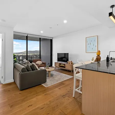 Stylish With Stunning Views, Pool, Gym & Parking Apartment *