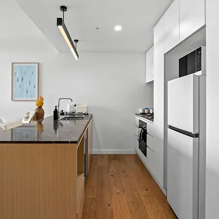 Stylish With Stunning Views, Pool, Gym & Parking Apartment *