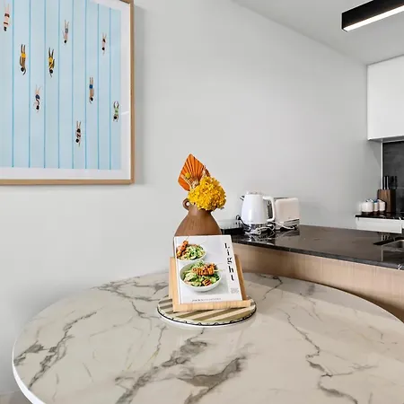 Stylish With Stunning Views, Pool, Gym & Parking * Brisbane