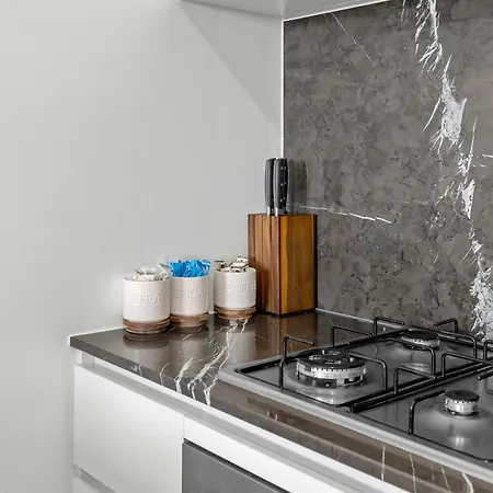 Apartment Stylish With Stunning Views, Pool, Gym & Parking