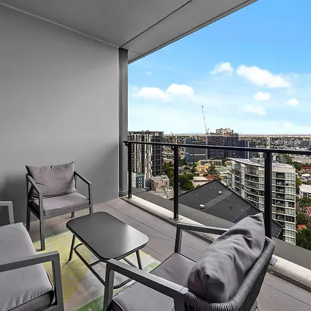 Stylish With Stunning Views, Pool, Gym & Parking Apartment *