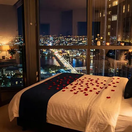 Luxury Riverfront Level 38 Queen's Wharf Tower