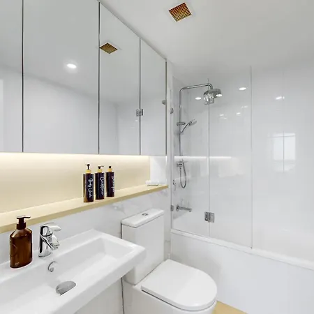 Apartment A Gallery In The Sky! Balcony, Pool And Parking At Skytower Level 33 Views In Brisbane!