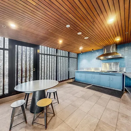Apartment A Gallery In The Sky! Balcony, Pool And Parking At Skytower Level 33 Views In Brisbane! *