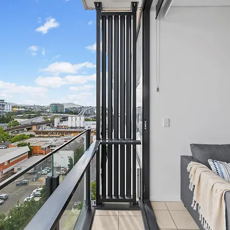 Southbank King And Sofa Bed With Free Parking