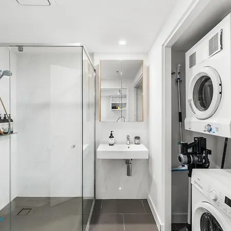 South Brisbane Unit With Parking And Pool Brisbane
