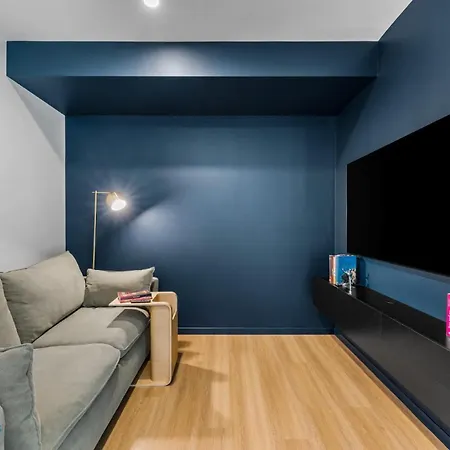 South Brisbane Unit With Parking And Pool *
